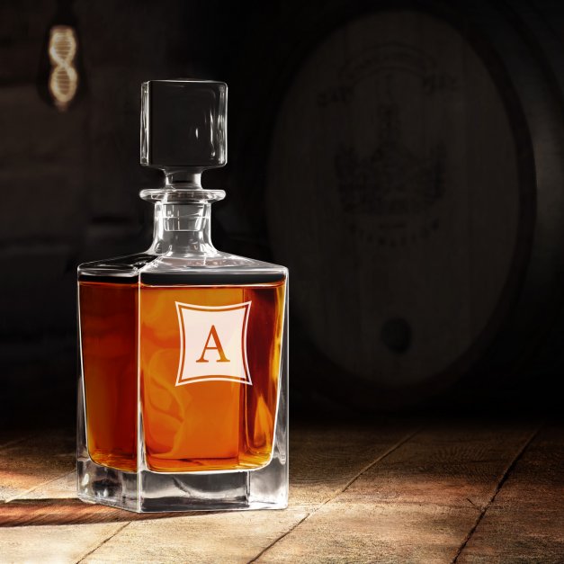 Karafka do whisky cube z grawerowanym inicjałem