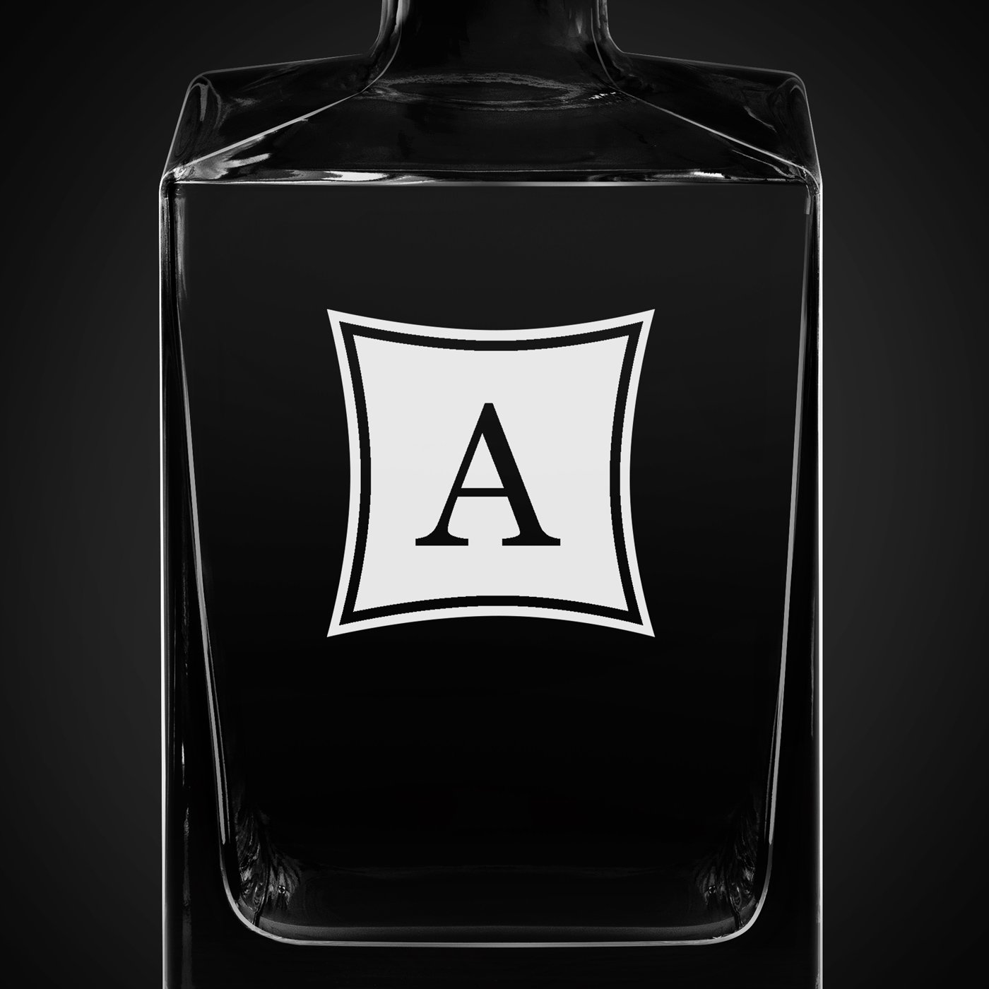 Karafka do whisky cube z grawerowanym inicjałem