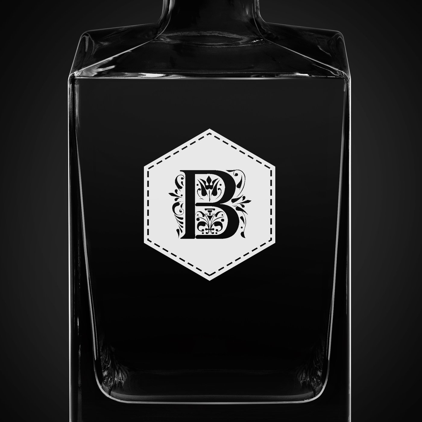 Karafka do whisky cube z grawerowanym inicjałem
