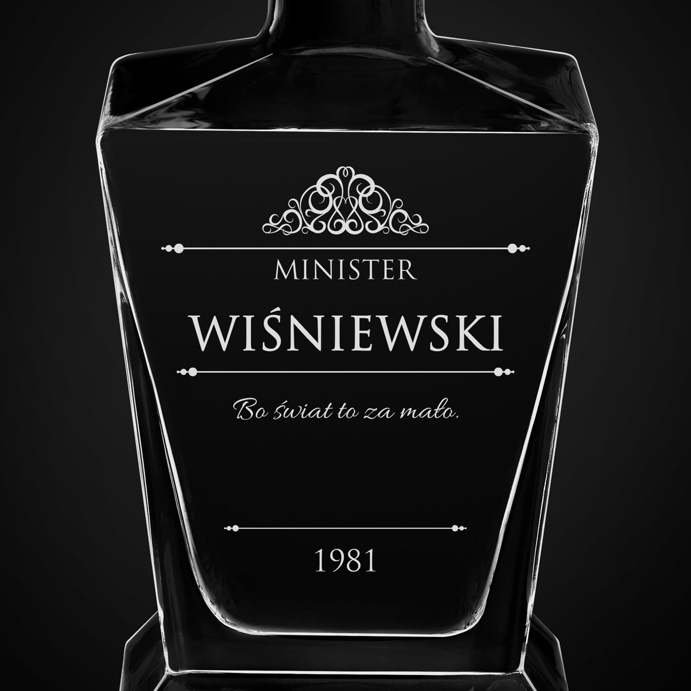 Karafka do whisky pyramid z grawerem dla  ministra urzędnika na urodziny