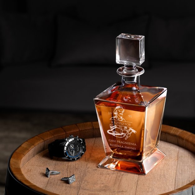 Karafka do whisky pyramid z grawerem dla strażaka na urodziny