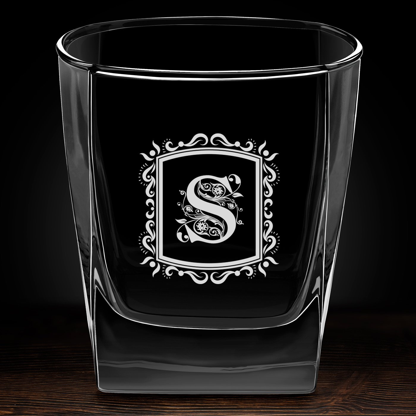 Szklanka do whisky z grawerem inicjał dla gentlemana