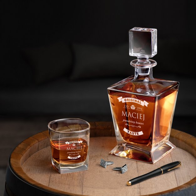 Karafka do whisky pyramid z 4 szklankami capitol i grawerem dla konesera na urodziny