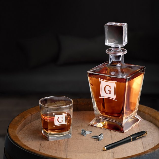 Karafka do whisky pyramid z 4 szklankami capitol i grawerowanym inicjałem dla gentlemana