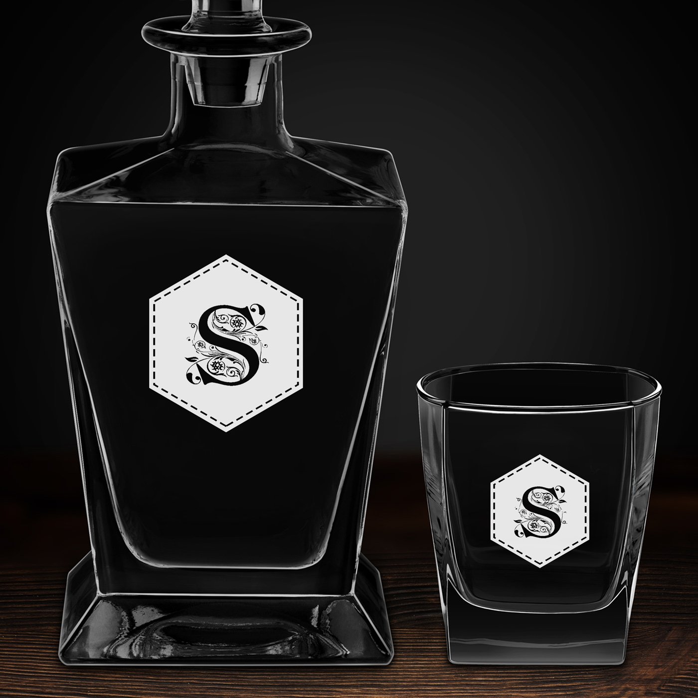 Karafka do whisky pyramid z 4 szklankami capitol i grawerowanym inicjałem dla gentlemana