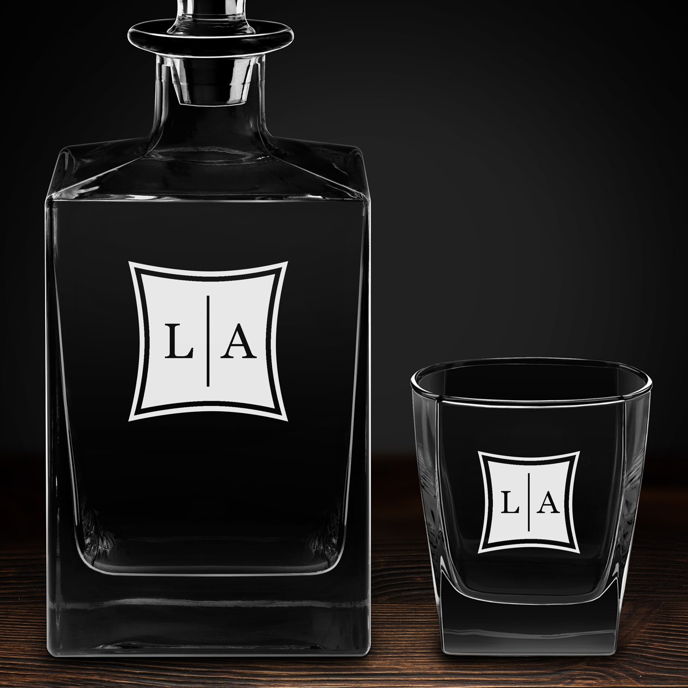 Karafka do whisky cube z 2 szklankami i grawerowanymi inicjałami dla gentlemana