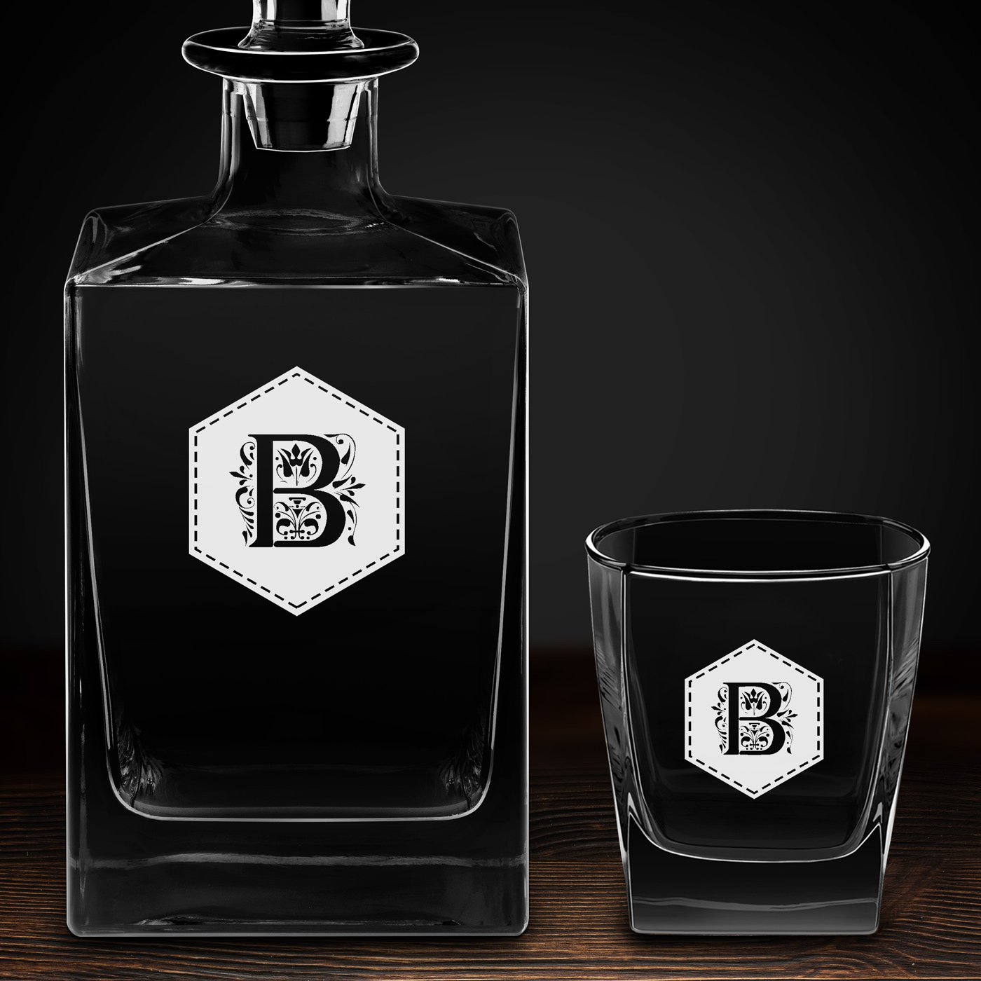 Karafka do whisky cube z 2 szklankami i grawerowanym inicjałem dla gentlemana