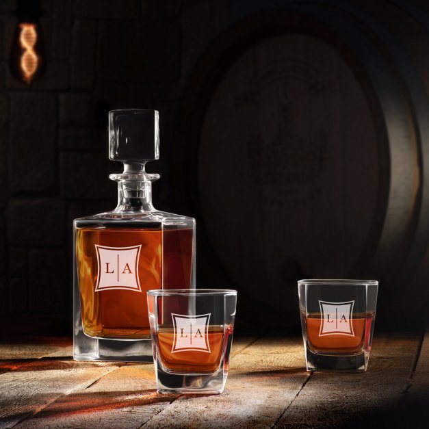 Karafka do whisky cube z 4 szklankami i grawerowanymi inicjałami