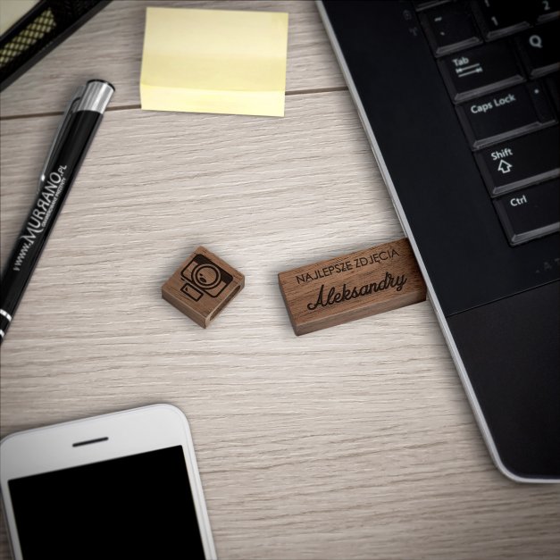 Drewniany pendrive 32 GB w pudełku z grawerem dla niej fotografa na imieniny