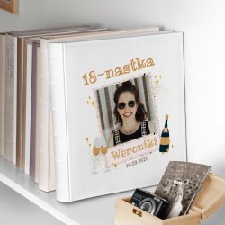 Duży album na zdjęcia z Twoim zdjęciem dla niej na 18 urodziny