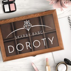 Drewniana szkatułka na biżuterię i zegarki z grawerem dla babci