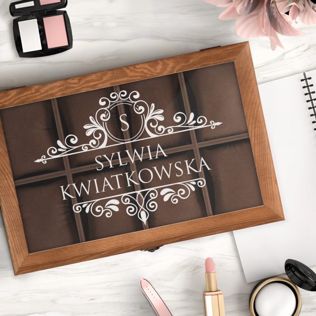 Drewniana szkatułka na biżuterię i zegarki z grawerem dla niej na Dzień Kobiet