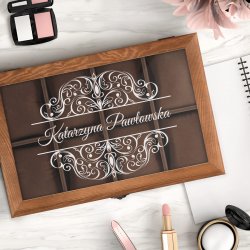 Drewniana szkatułka na biżuterię i zegarki z grawerem dla niej na Dzień Kobiet