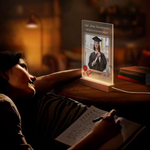 Lampka ramka XL z wydrukiem na szkle akrylowym i podświetleniem LED dla studenta magistra na absolutorium