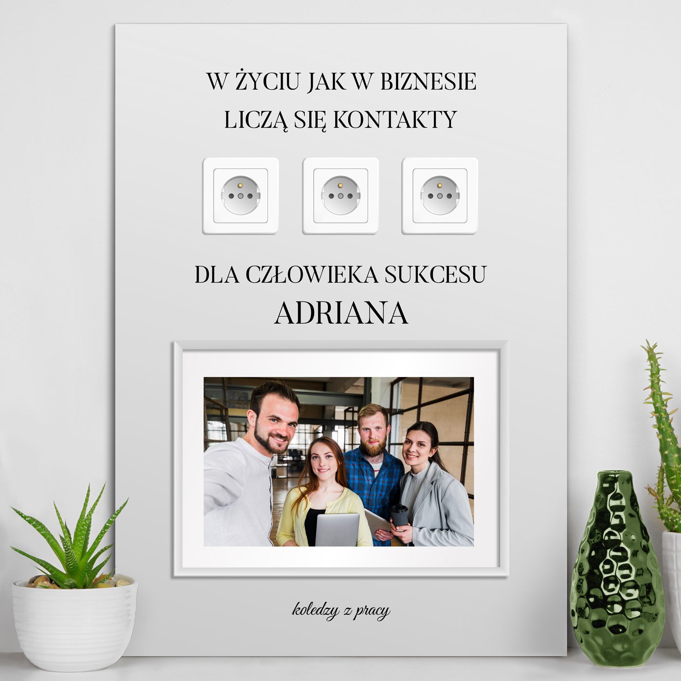 Plakat metalowy personalizowany M ze zdjęciem dla kolegi z okazji awansu w pracy