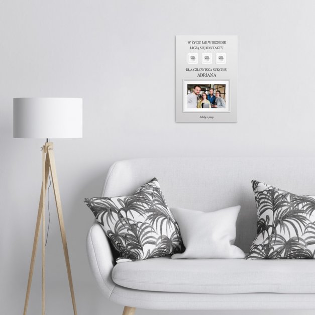 Plakat metalowy personalizowany M ze zdjęciem dla kolegi z okazji awansu w pracy