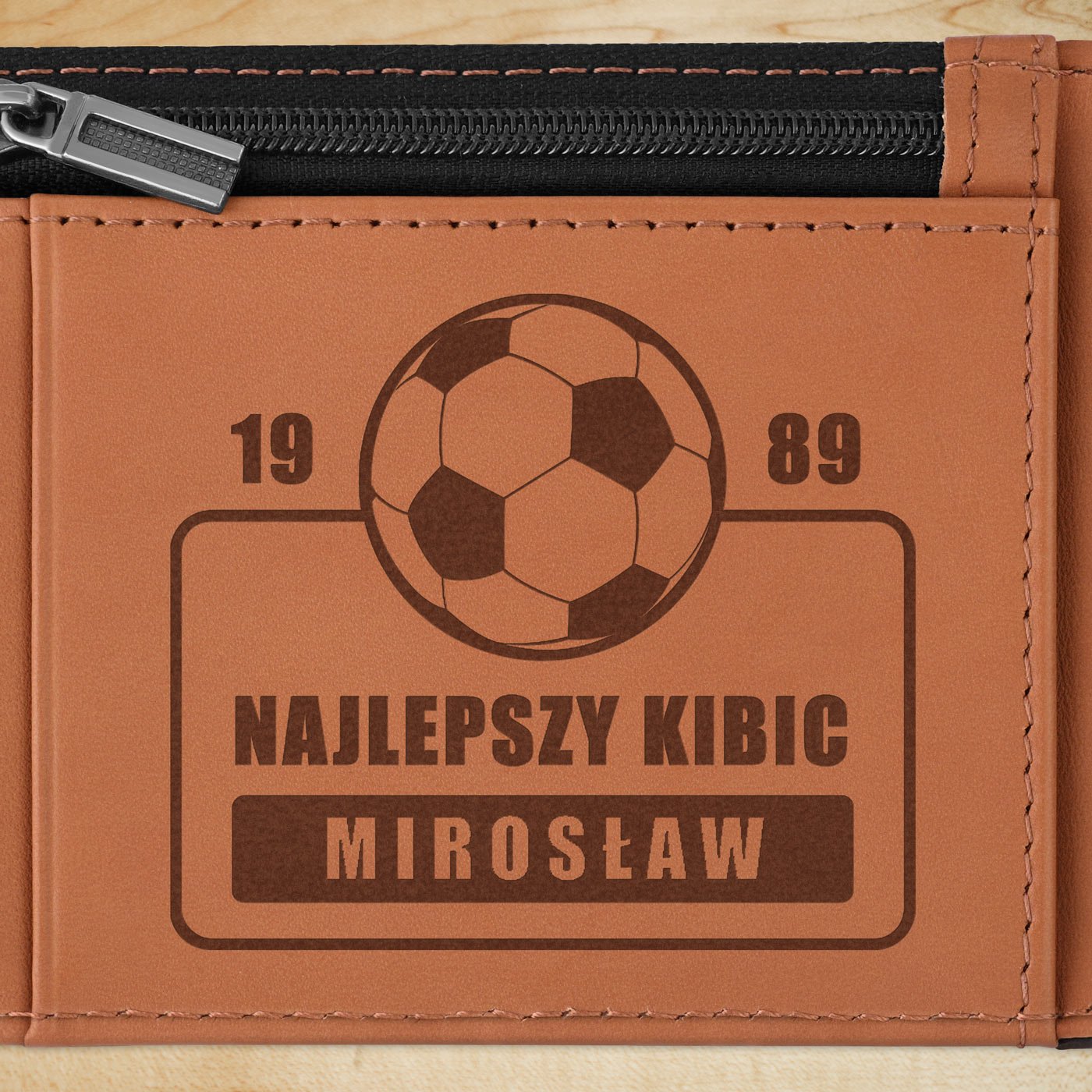 Smart portfel skórzany z grawerem w kolorze czarno-brązowym dla kibica na urdziny