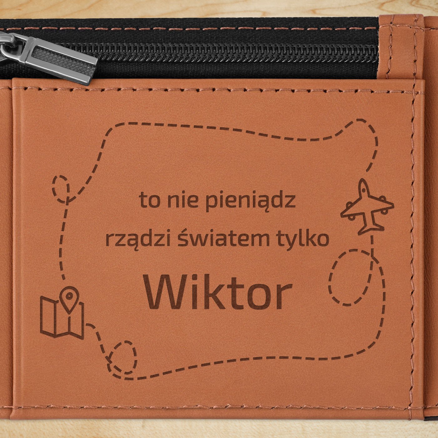Smart portfel skórzany z grawerem w kolorze czarno-brązowym dla niego podróżnika na imieniny
