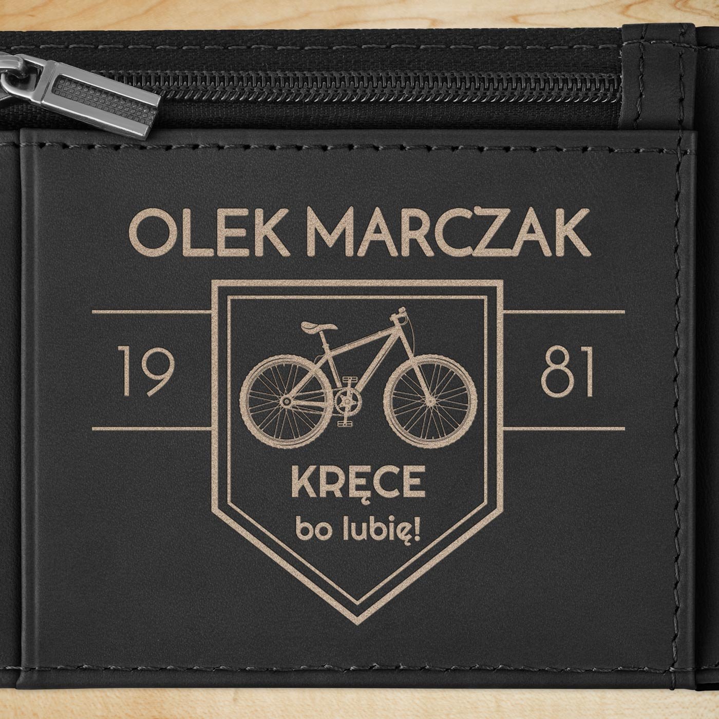 Smart portfel skórzany z grawerem w kolorze czarnym dla rowerzysty na urodziny