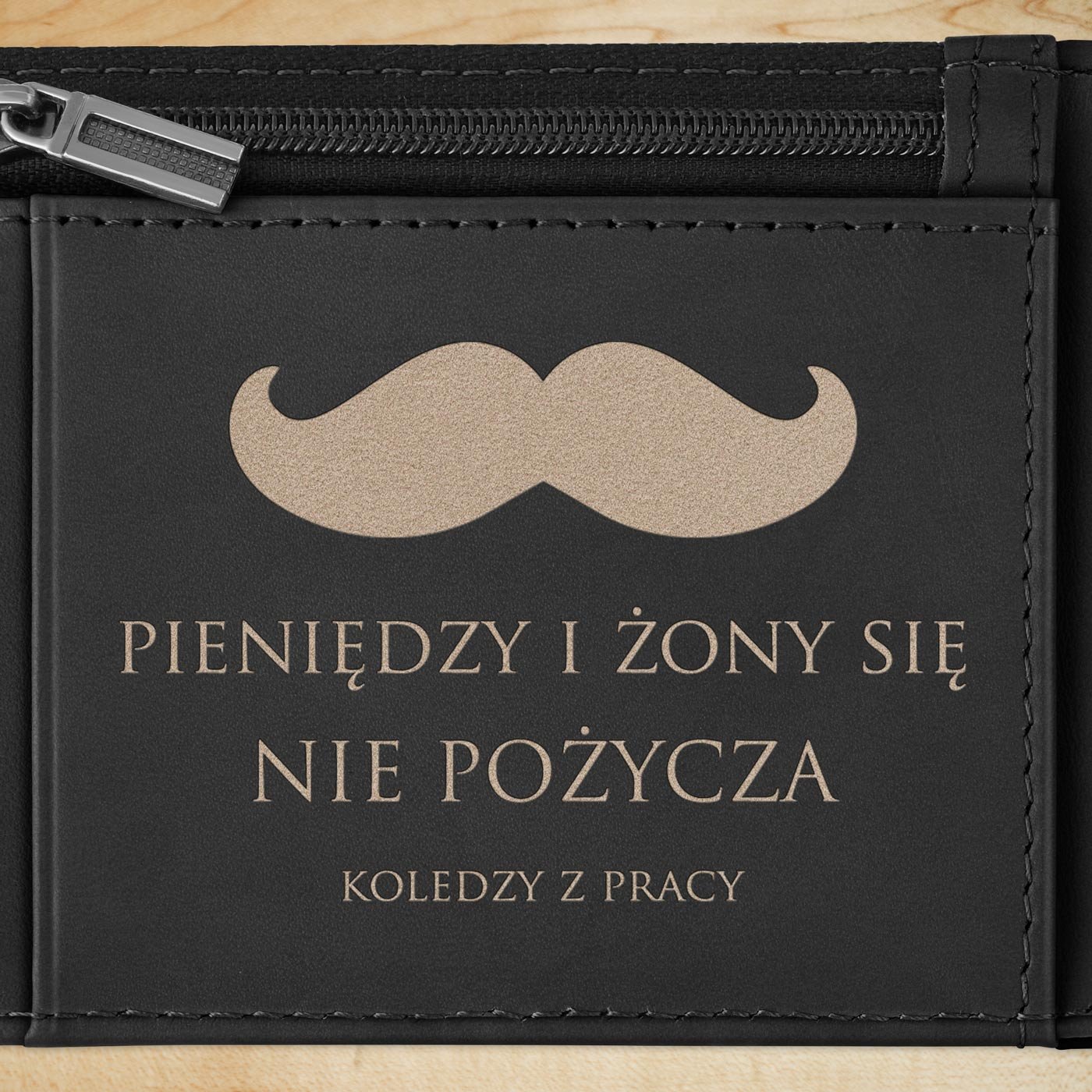 Smart portfel skórzany z grawerem w kolorze czarnym dla kolegi