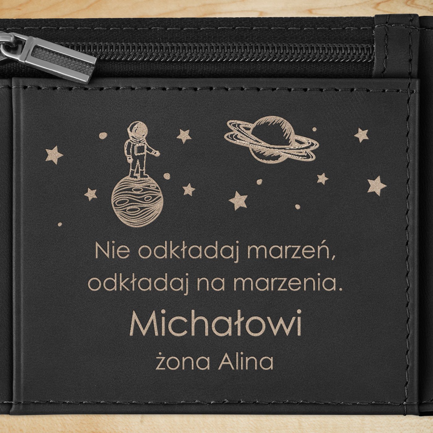 Smart portfel skórzany z grawerem w kolorze czarnym dla męża - Karbonowy