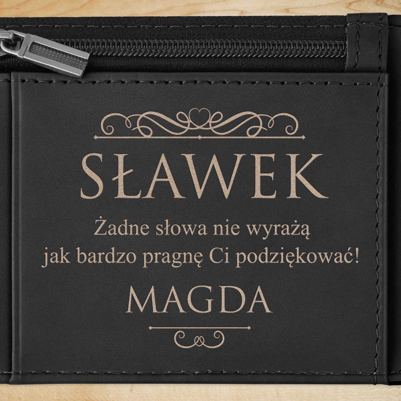 Smart portfel skórzany z grawerem w kolorze czarnym dla przyjaciela na walentynki - Karbonowy
