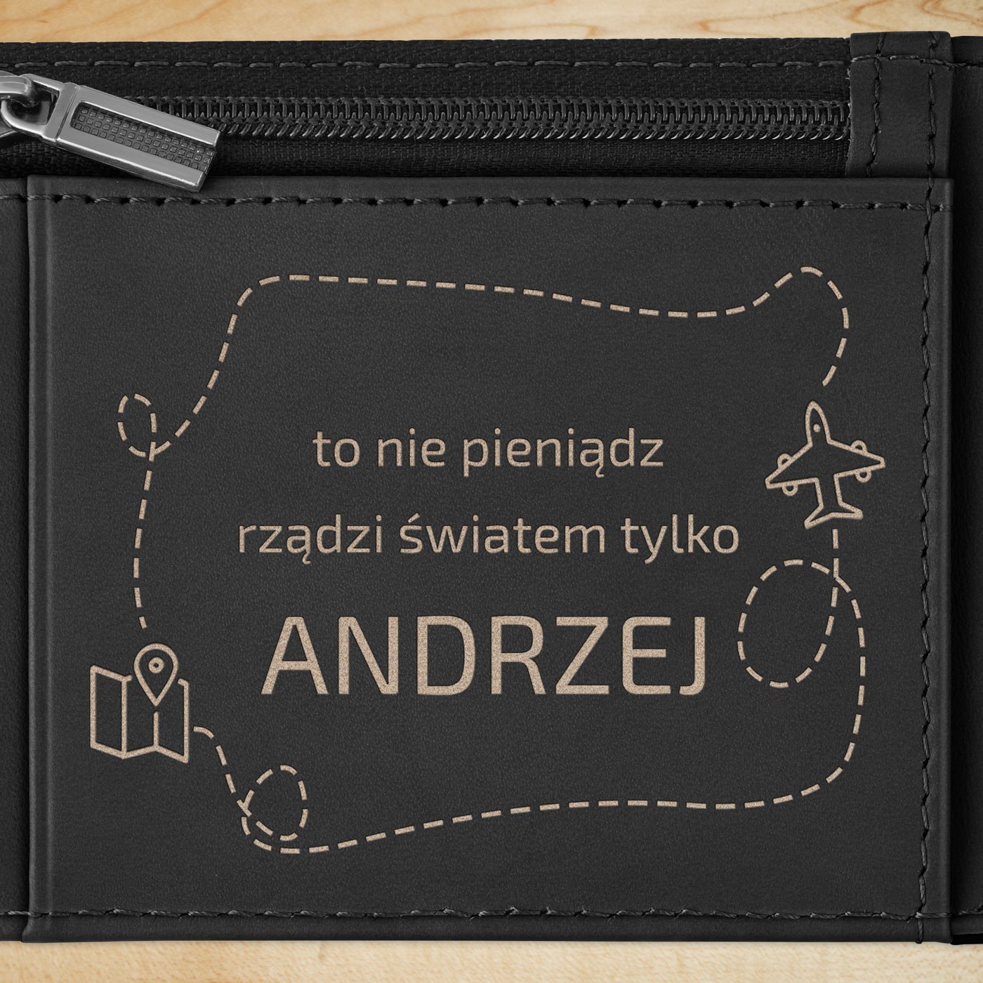 Smart portfel skórzany z grawerem w kolorze czarnym dla podróżnika na imieniny - Karbonowy