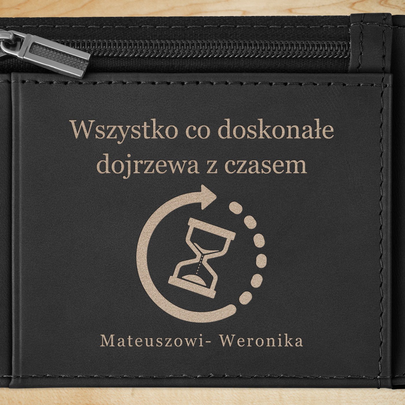 Smart portfel skórzany z grawerem w kolorze czarnym dla niego dziadka emeryta na urodziny - Karbonowy