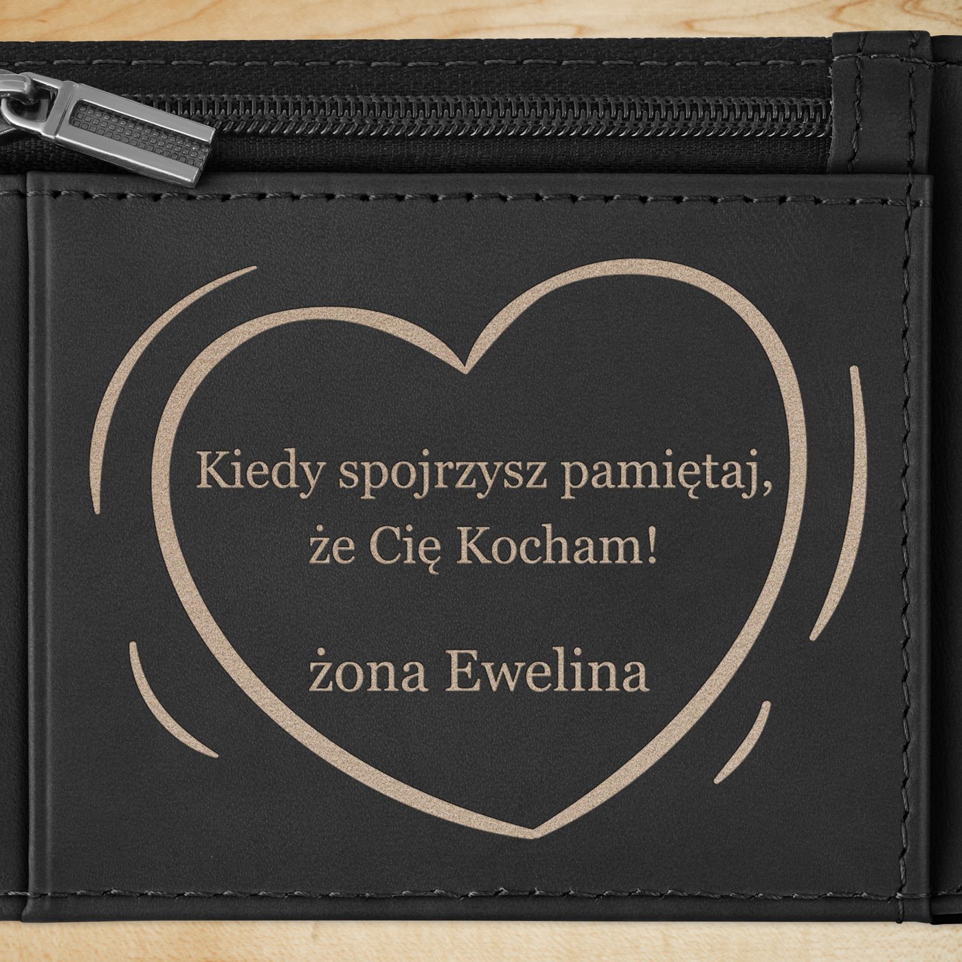 Smart portfel skórzany z grawerem w kolorze czarnym dla męża - Karbonowy