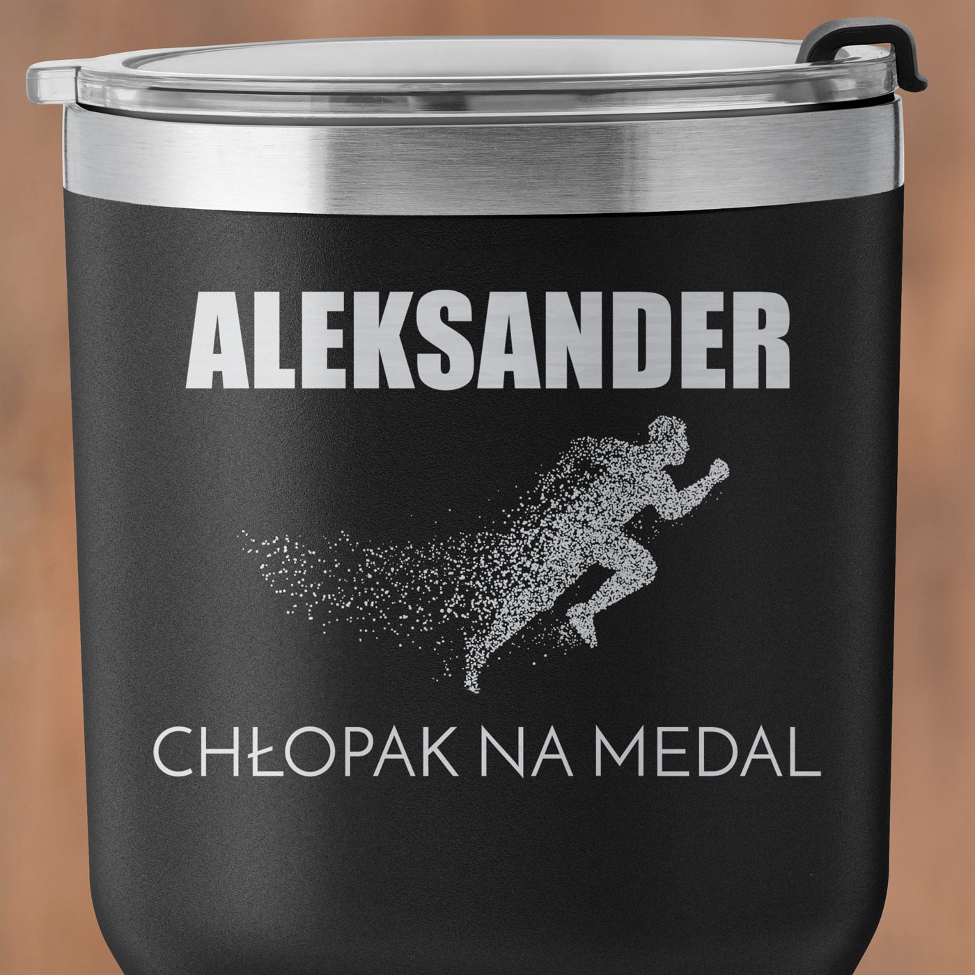 Czarny kubek termiczny z własnym grawerem dla chłopaka biegacza na imieniny
