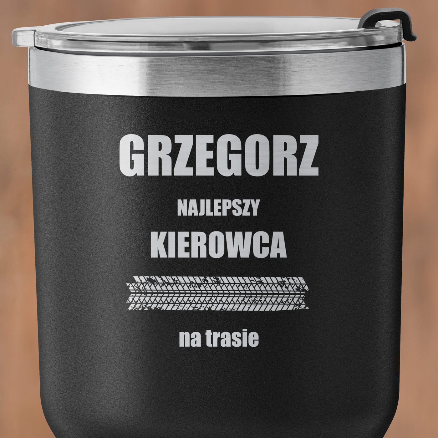 Czarny kubek termiczny z własnym grawerem dla kierowcy na imieniny