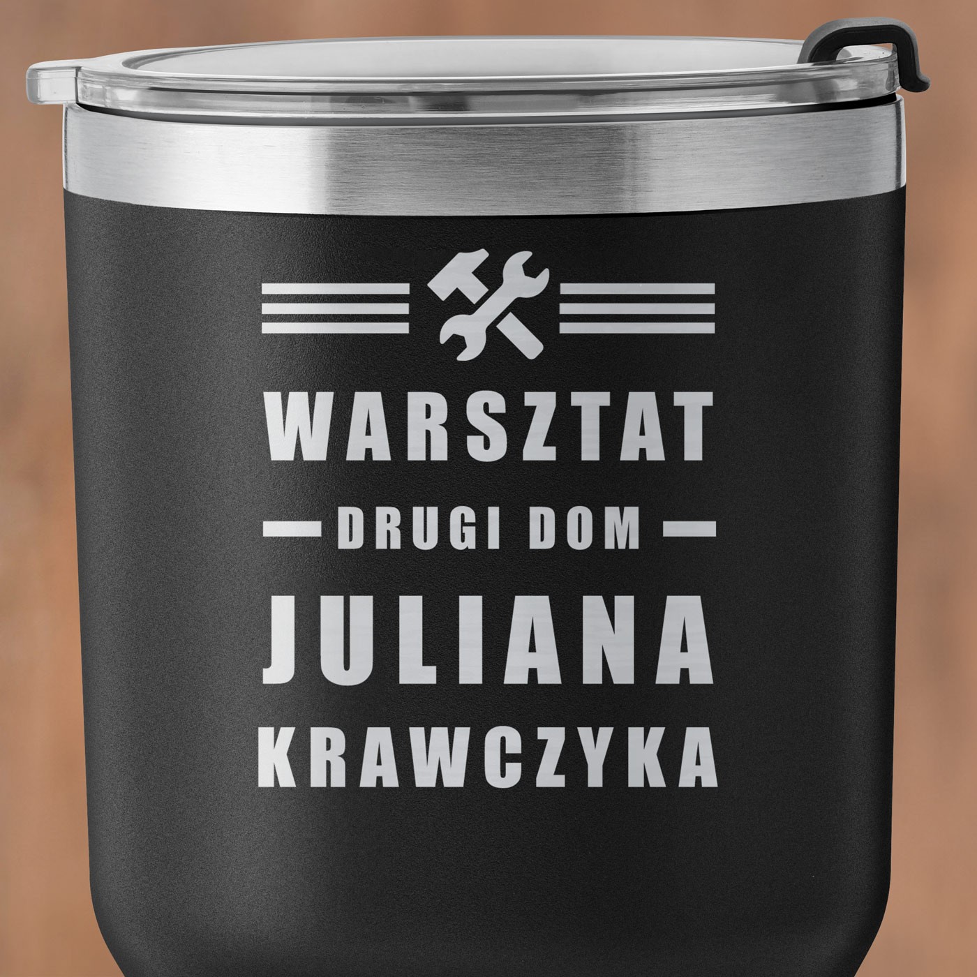 Czarny kubek termiczny z własnym grawerem dla majsterkowicza