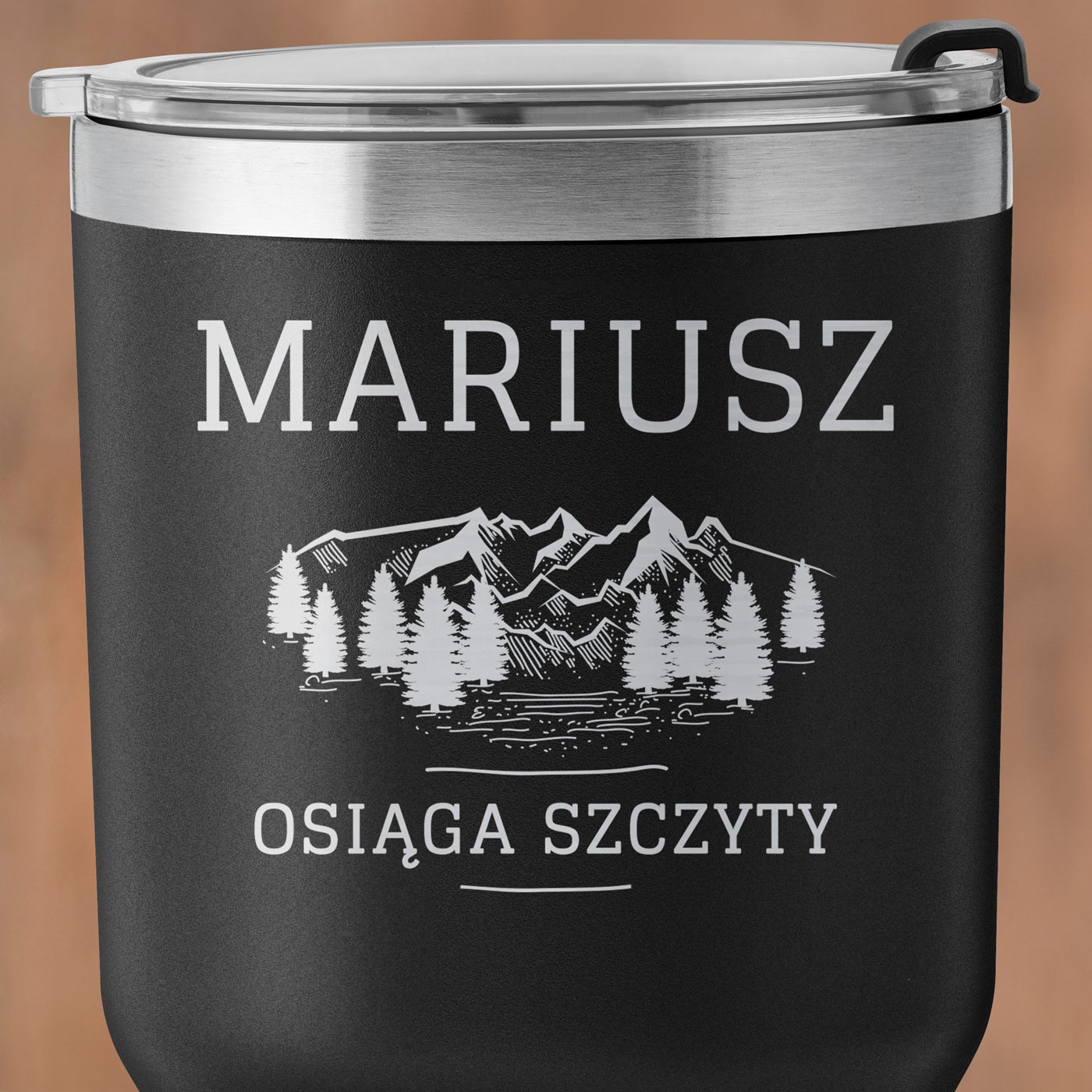 Czarny kubek termiczny z własnym grawerem dla miłośnika gór