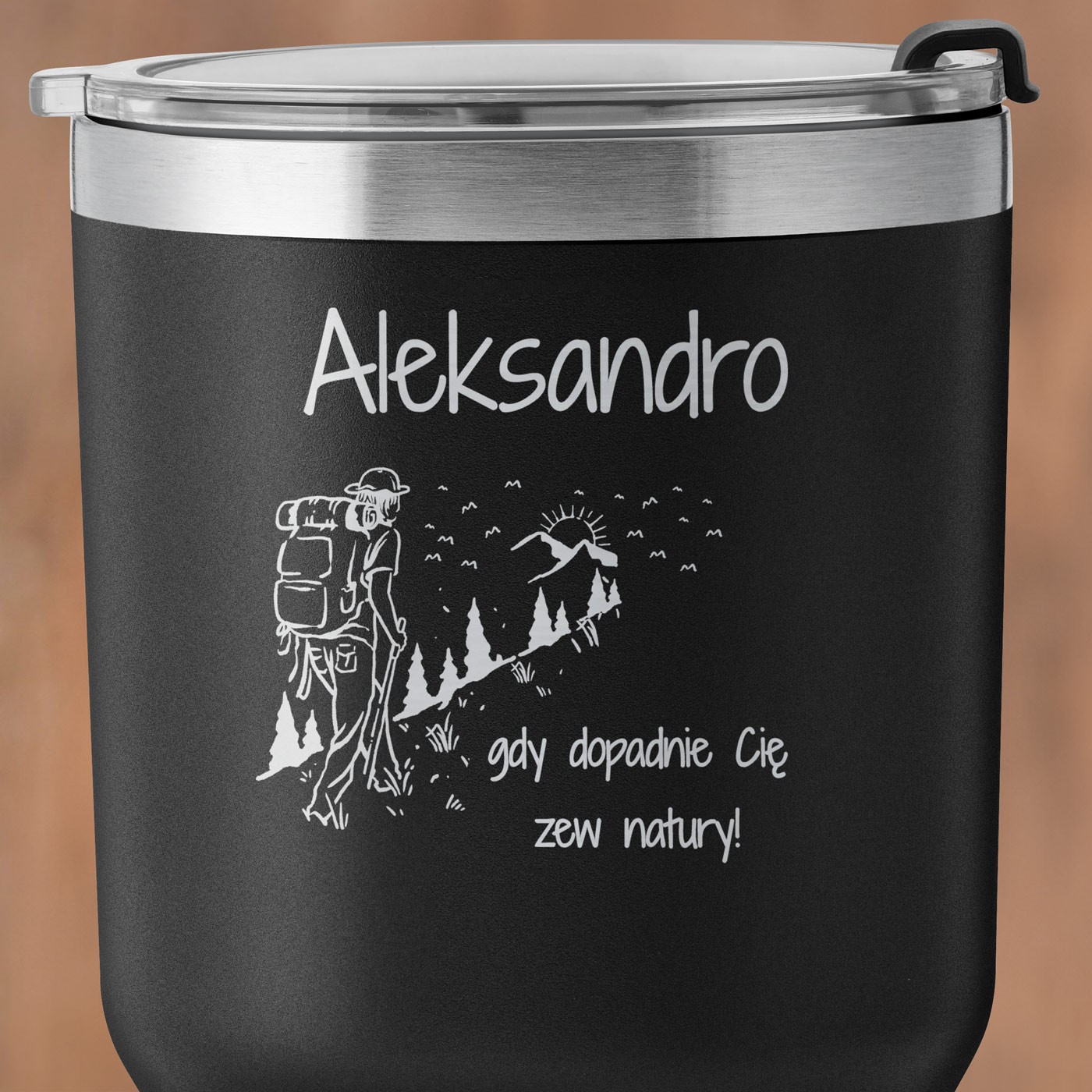 Czarny kubek termiczny z własnym grawerem dla miłośniczki gór podróżniczki na imieniny