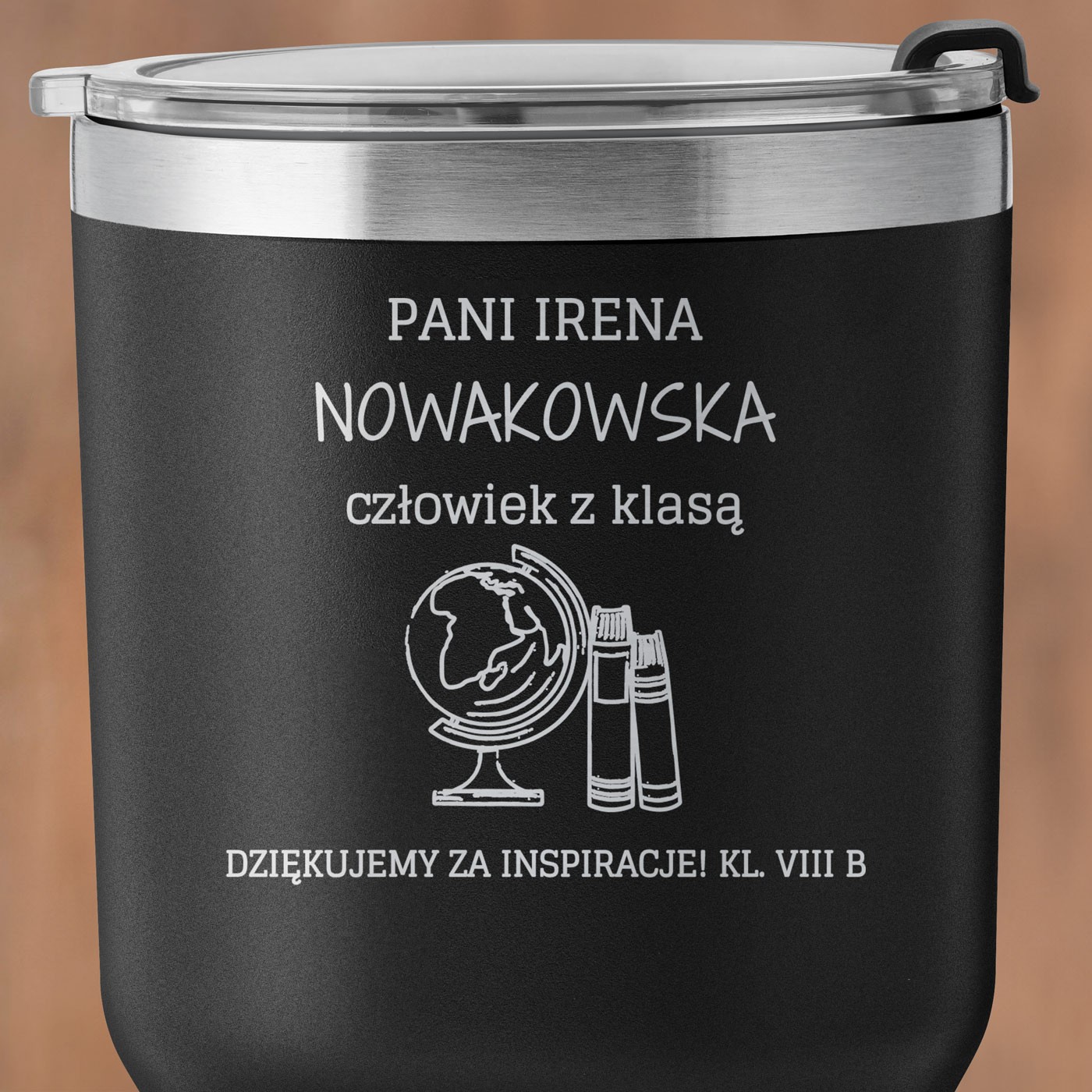 Czarny kubek termiczny z własnym grawerem dla wychowawczyni nauczycielki na Dzień Nauczyciela
