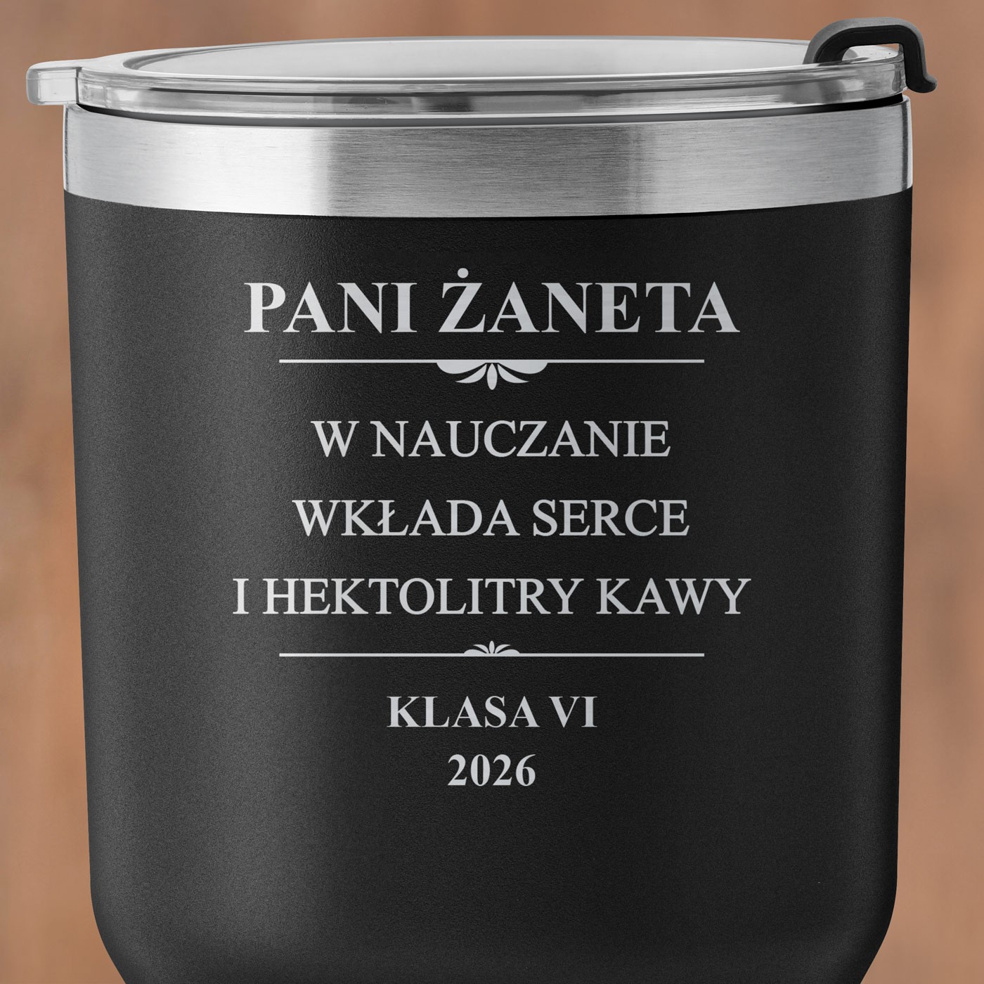 Czarny kubek termiczny z własnym grawerem dla wychowawcy nauczyciela na Dzień Nauczyciela