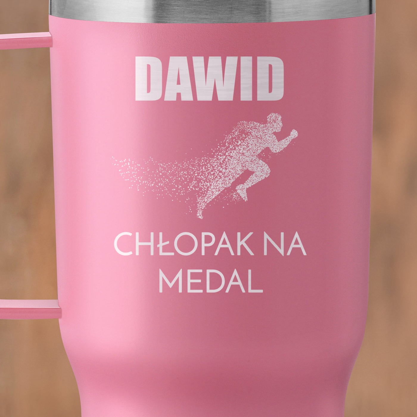 Różowy kubek termiczny z uchem i własnym grawerem dla chłopaka biegacza na imieniny