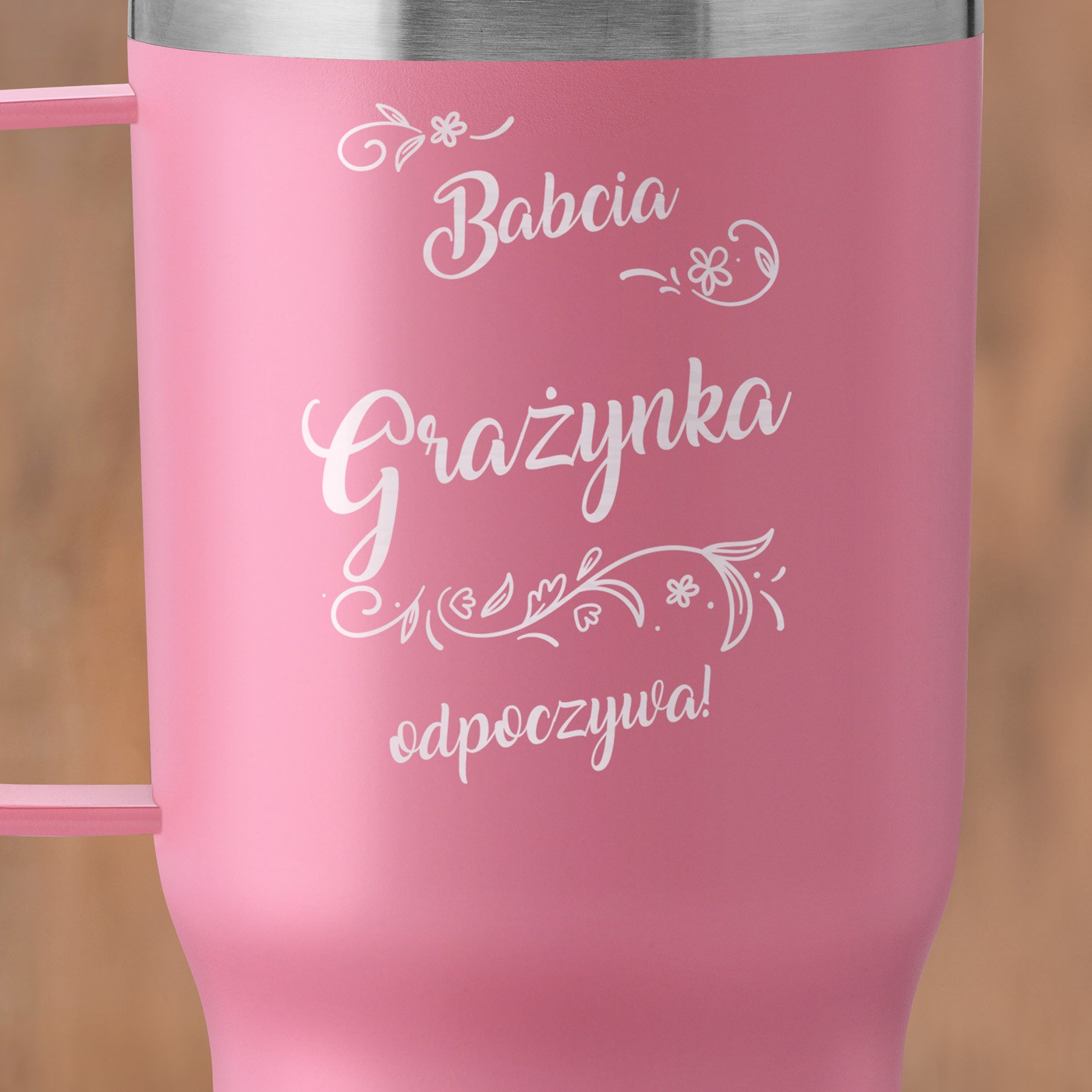 Różowy kubek termiczny z uchem i własnym grawerem dla babci