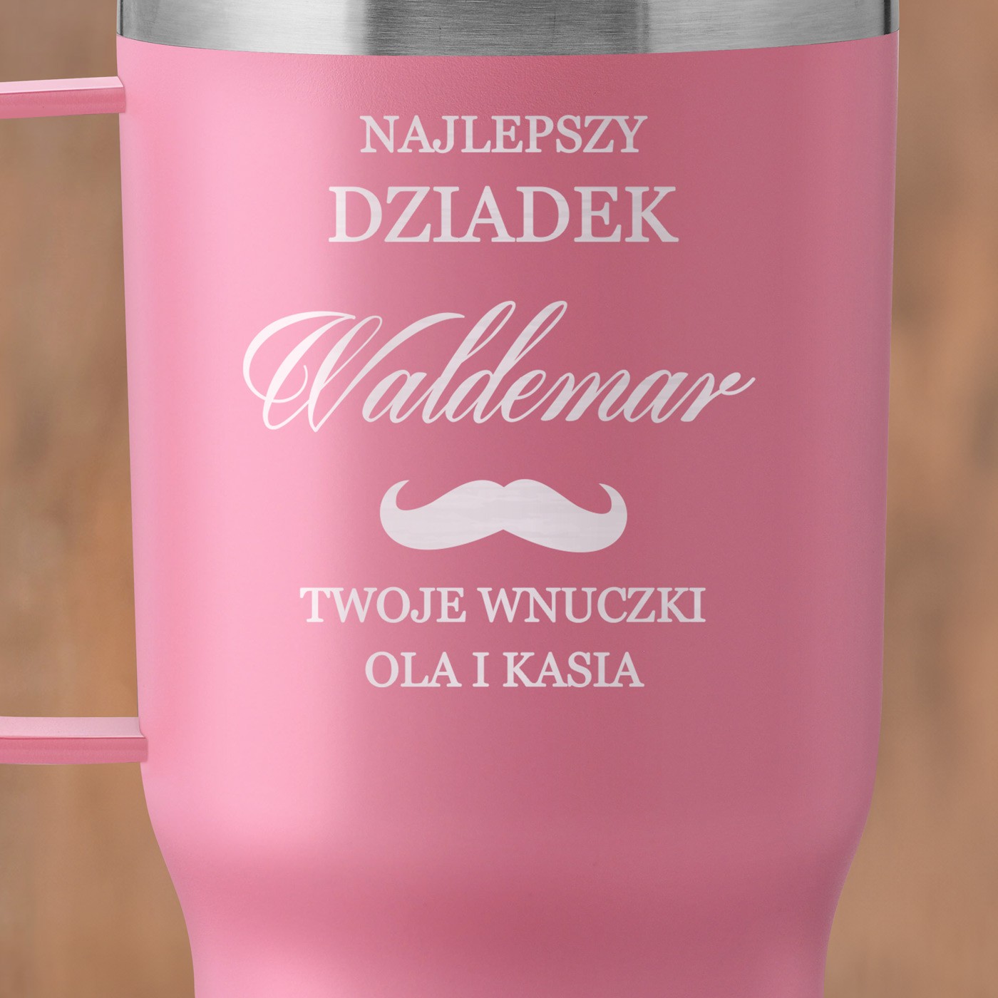 Różowy kubek termiczny z uchem i własnym grawerem dla dziadka