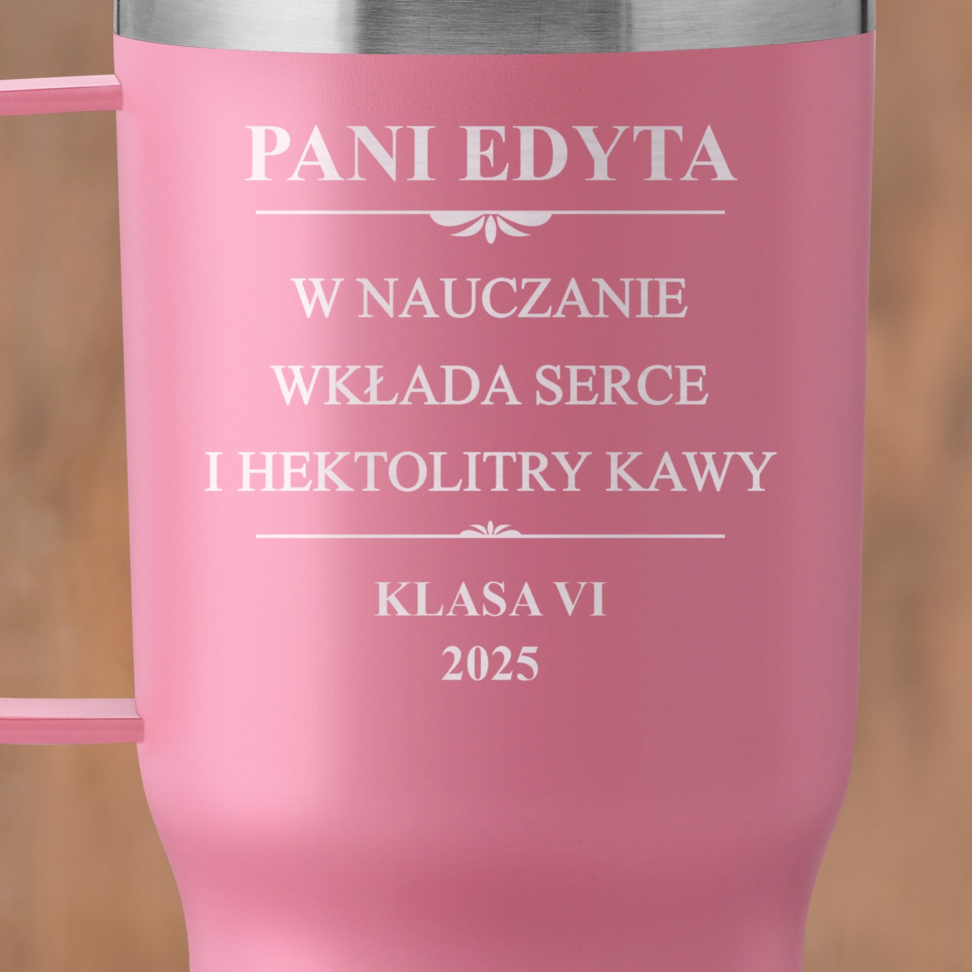 Różowy kubek termiczny z uchem i własnym grawerem dla wychwawczyni nauczycielki na Dzień Nauczyciela