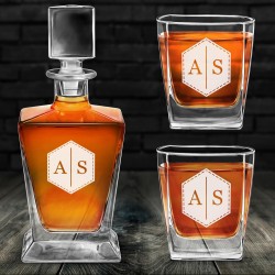 Karafka do whisky pyramid z 2 szklankami capitol i grawerowanym inicjałem dla pary na ślub rocznicę parapetówkę