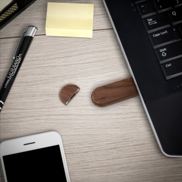 Pendrive drewniany z grawerem 64 GB w magnetycznym pudełku dla niego