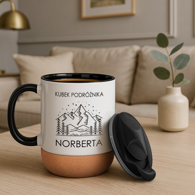 Kubek ceramiczny biały z przykrywką dla chłopaka podróżnika