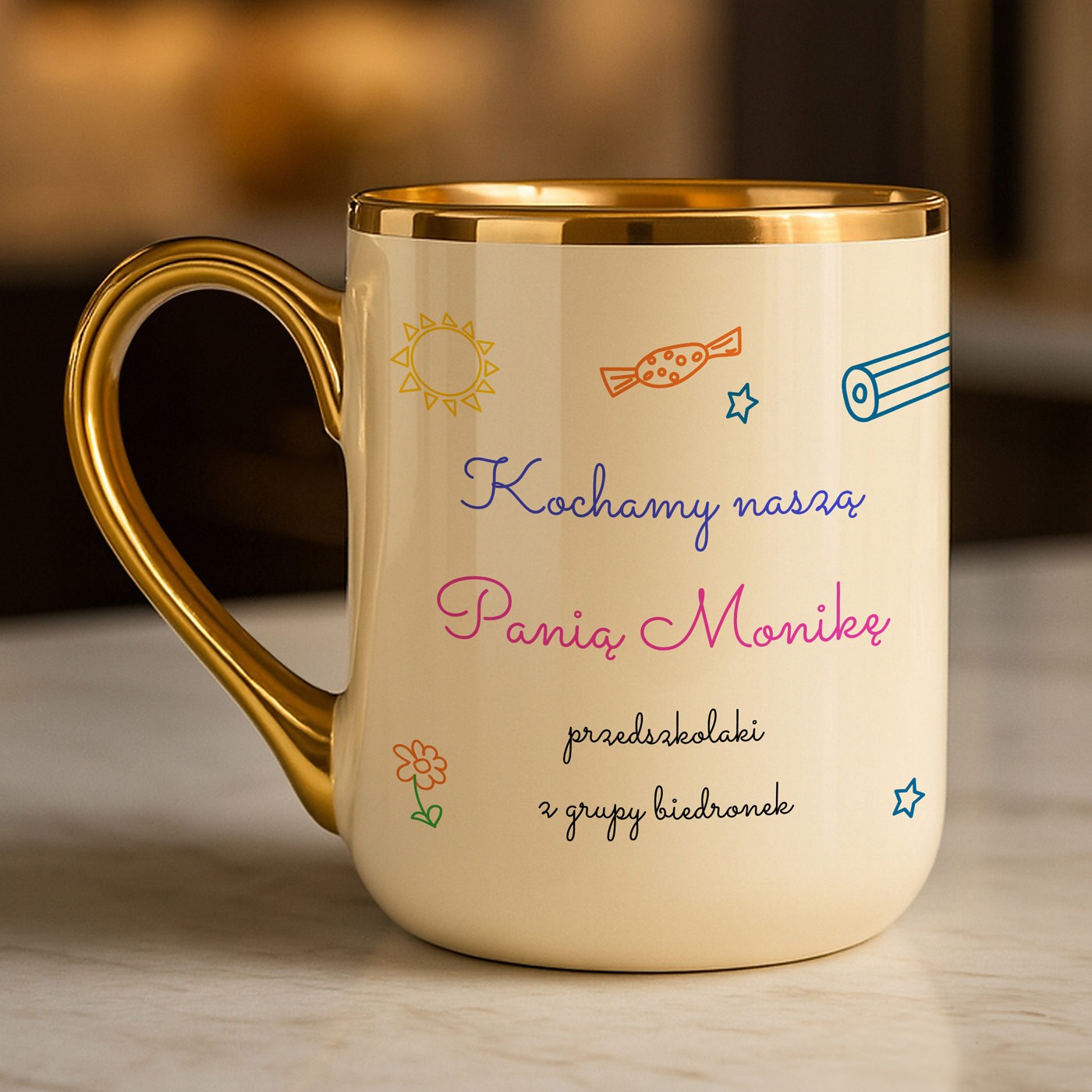 Kubek ceramiczny ze złotym rantem i uchem dla przedszkolanki nauczycielki