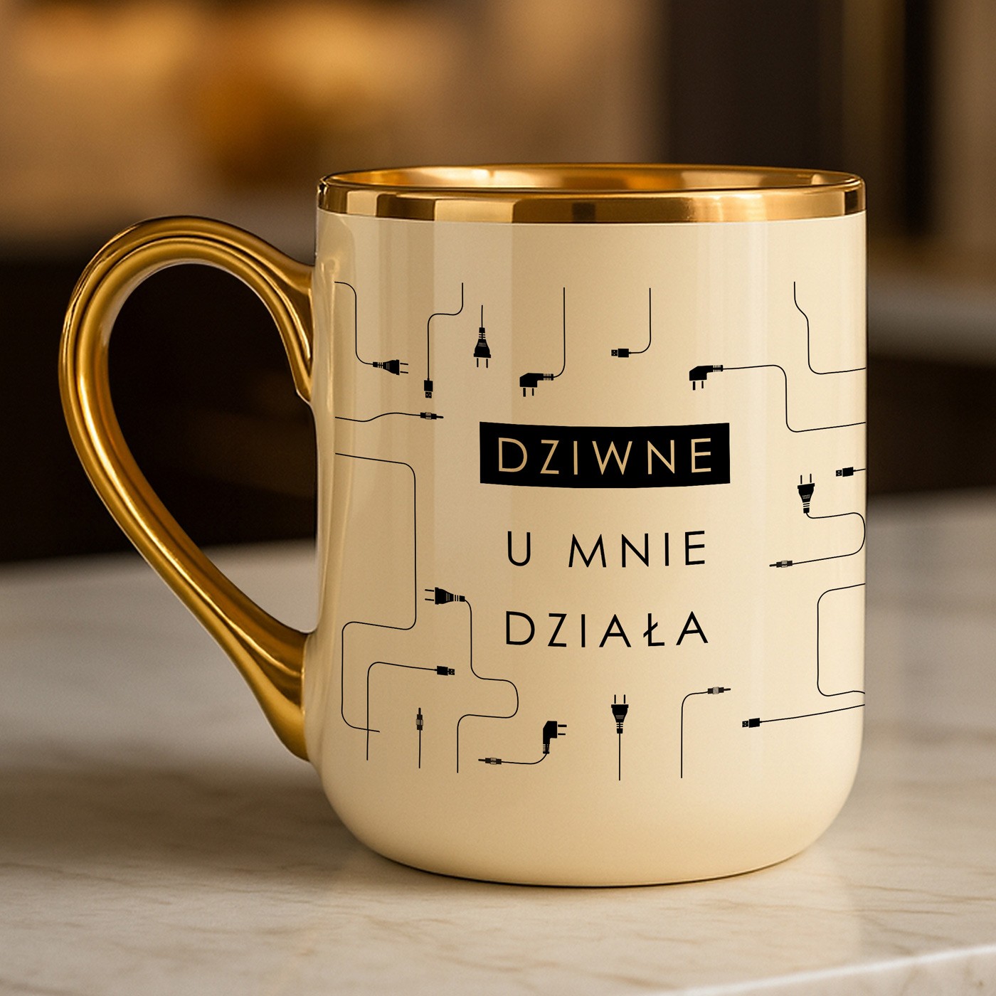 Kubek ceramiczny ze złotym rantem i uchem dla informatyka