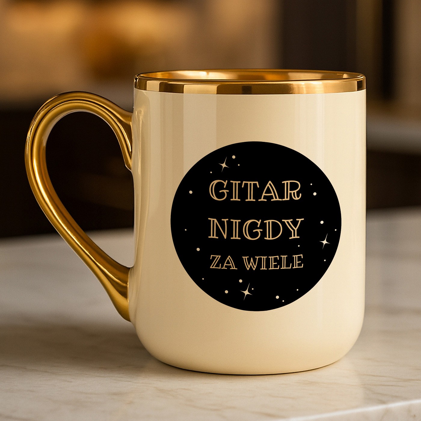 Kubek ceramiczny ze złotym rantem i uchem dla muzyka gitarzysty