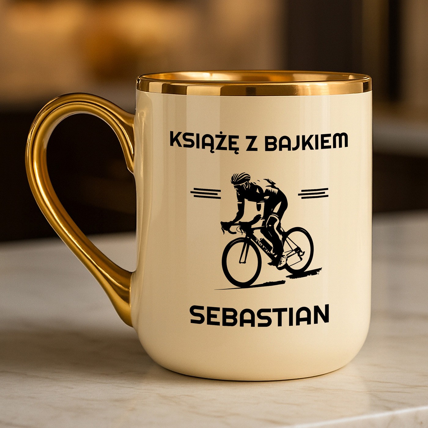 Kubek ceramiczny ze złotym rantem i uchem dla rowerzysty kolarza