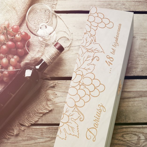 Skrzynka jasna na wino z grawerem dla niego na urodziny