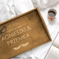 Stolik drewniany śniadaniowy brązowy z grawerem dla pary na ślub rocznicę