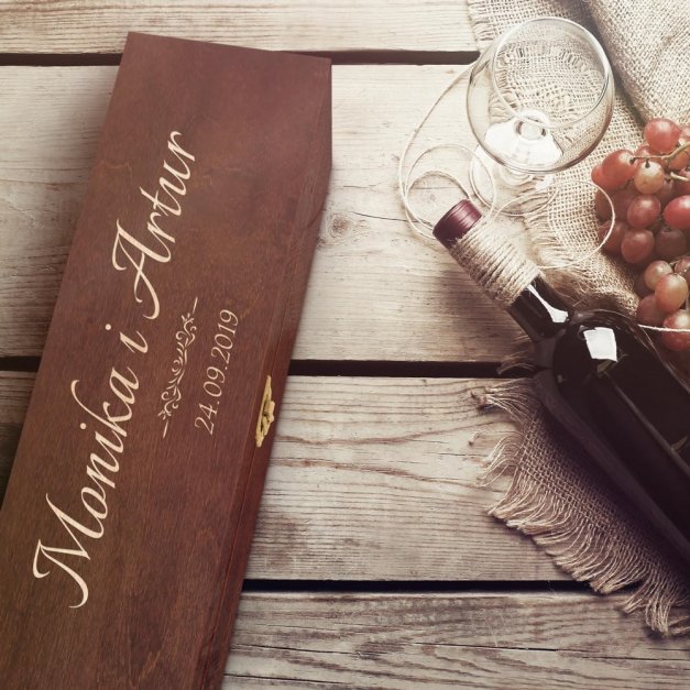Skrzynka ciemna na wino z grawerem dla pary na ślub